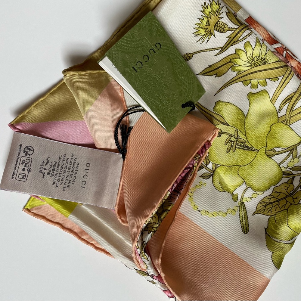 ❤️🌸❤️Gucci Silk Scarf Floral Elegance